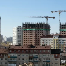 오래된-저층-주거-지역이-철거되고-현대적인-고층-아파트-단지가-건설-중인-도시-재개발-현장-사진