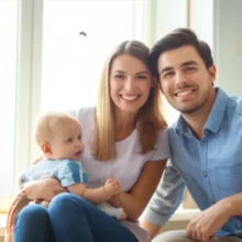 행복해-보이는-젊은-부부와-아기가-새로운-아파트-건물을-바라보는-모습