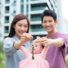 서울-아파트-앞에서-열쇠를-들고-기뻐하는-신혼부부와-아기-가족의-귀여운-3D-이미지