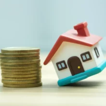 신생아-특례-대출-한도-변화로-내-집-마련-계획을-다시-세우는-모습을-귀여운-3D-집과-코인으로-표현한-이미지입니다.