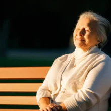 햇살-아래-공원-벤치에-앉아-평화롭게-미소-짓는-노년의-모습