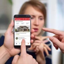 당근마켓-부동산-매물을-보며-가격에-의아해하는-모습