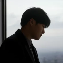 오피스텔-창가에서-내집마련-고민을-하는-젊은-사람