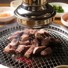 제주-흑돼지-자투리-고기가-맛있게-구워지는-모습,-제주-맛집-혜원-대표-메뉴-사진.