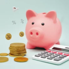 귀여운-저금통과-동전,-그리고-세금-관련-기호들이-있는-3D-그림.-근로소득세와-직장인-세금-관리를-상징합니다.