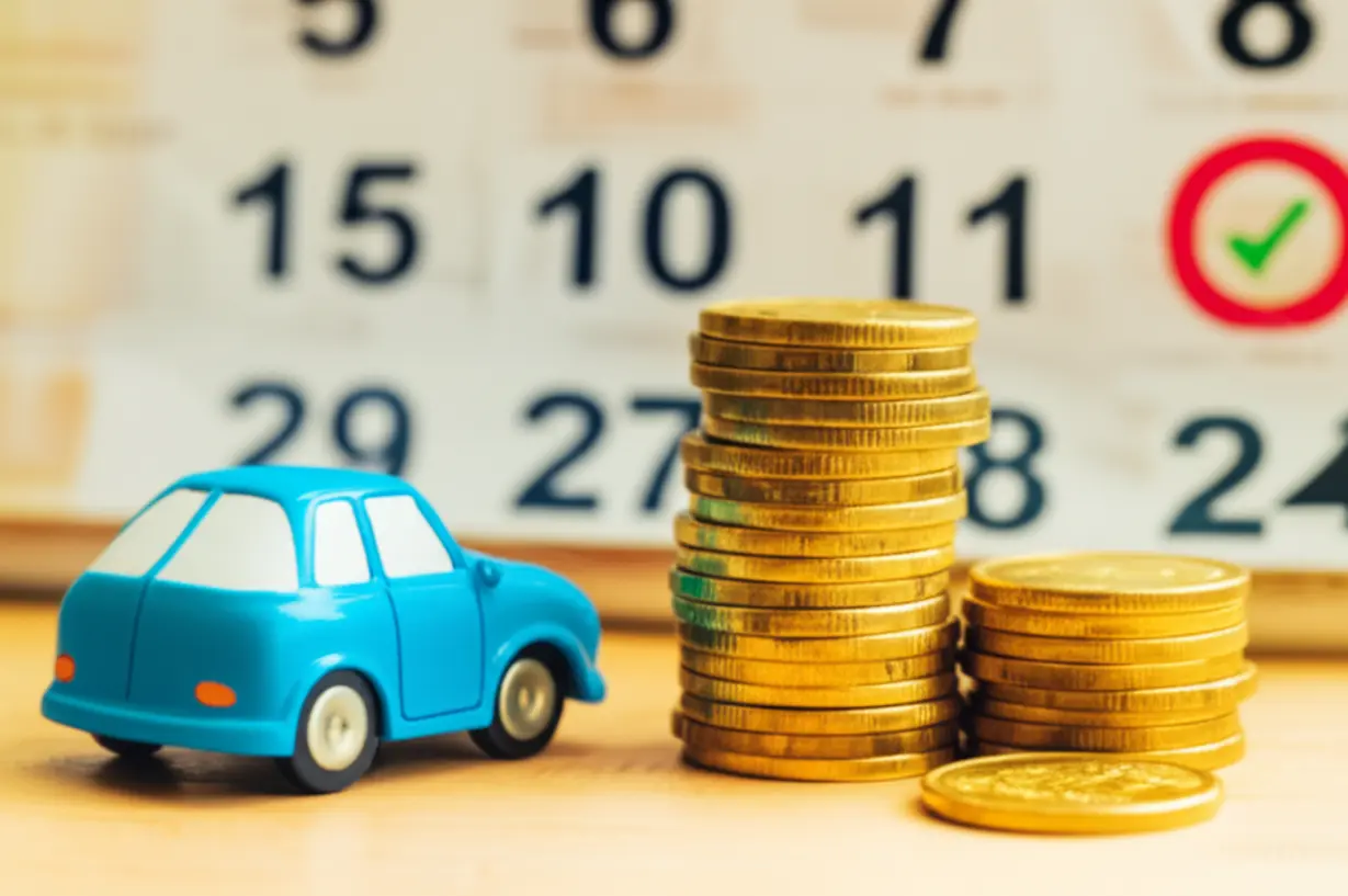 빛나는-금화-더미와-작은-자동차-모형,-그리고-배당일이-표시된-달력이-있는-귀여운-3D-이미지,-현대차-우선주의-높은-배당-수익과-안정적인-투자를-상징합니다.