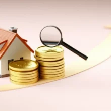 따뜻한-집-모양과-쌓인-황금-동전,-돋보기가-함께-있는-귀여운-3D-이미지.-전세퇴거자금대출과-보증금-반환,-금융-안정성을-상징합니다.