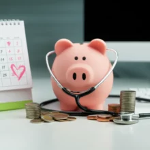 의료비-부담을-덜어주는-산정특례-제도를-상징하는-귀여운-돼지-저금통과-동전-더미,-건강보험-혜택을-표현한-의료-도구들이-놓인-모습.-중증-질환-의료비-절감.