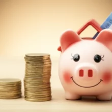 귀여운-집-모양-저금통과-주택드림-청약통장이-함께-있는-모습으로,-청년들의-내-집-마련-꿈과-희망을-상징합니다.