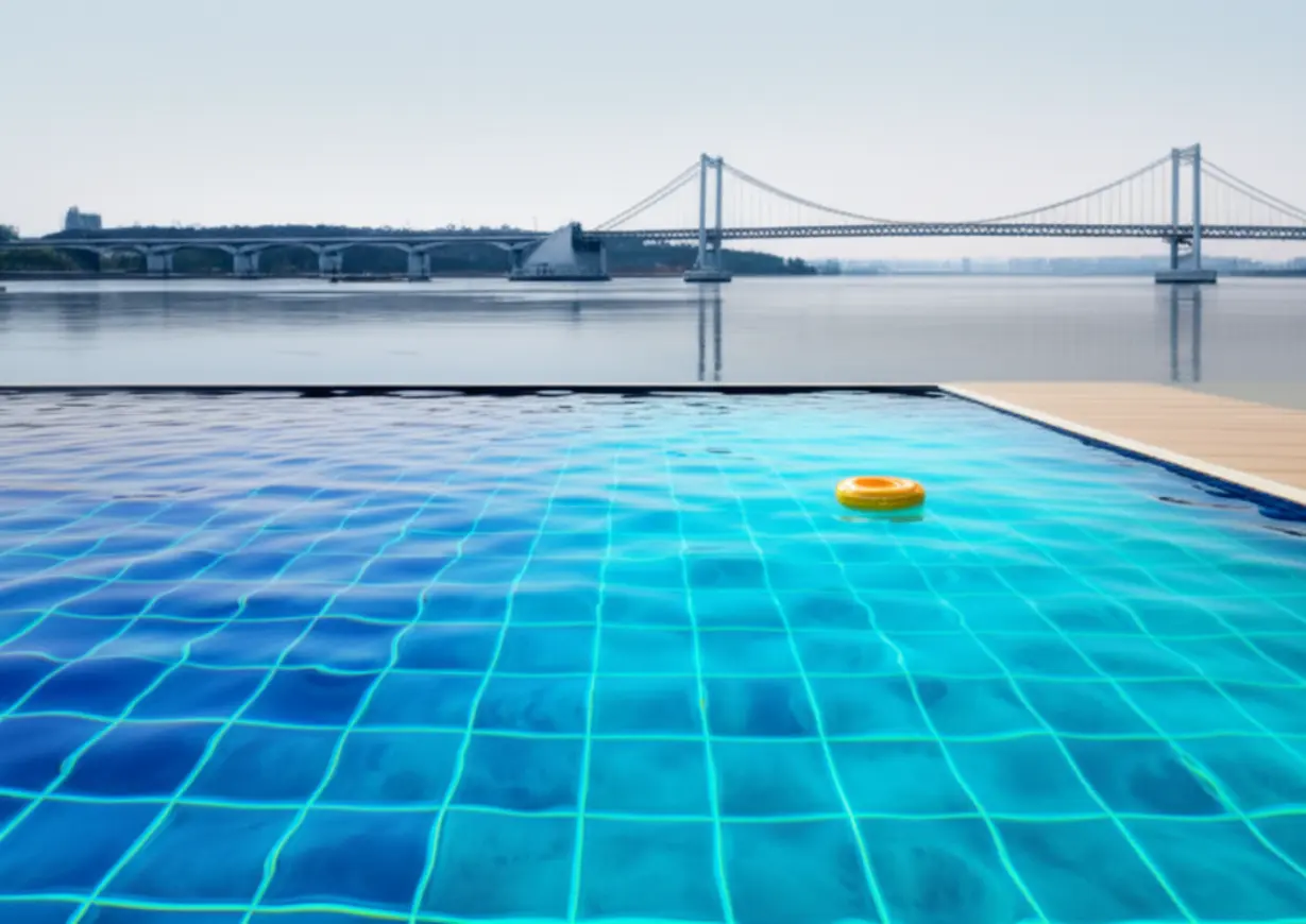 난지-한강공원-물놀이장에서-보이는-아름다운-한강뷰와-수심-변화를-나타내는-귀여운-풀장-그림.-안전한-물놀이를-위한-수심-정보.