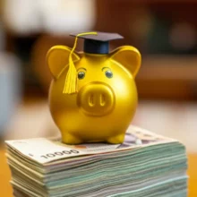 65세-기초연금-수급-노후-자금-저금통-이미지,-어르신-연금-신청-혜택을-상징하는-귀여운-3D-저금통과-돈다발.