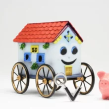 재건축-재개발-이주비-대출-조건-확인하며-이동하는-귀여운-집과-저금통