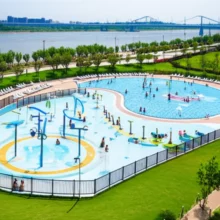 난지-한강공원-물놀이장의-시원한-물줄기와-넓은-풀장-전경.-여름철-가족-나들이에-이상적인-한강-물놀이장-풍경.