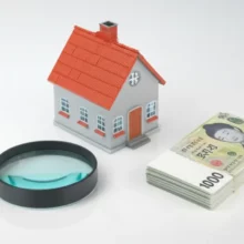 아늑한-집-모형과-돈-뭉치가-함께-있는-3D-이미지,-부동산-중개수수료-계산의-중요성을-상징.