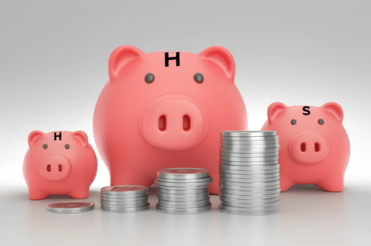 H,-F,-S-문양이-새겨진-귀여운-저금통-세-개와-각기-다른-높이의-동전-더미.-보증기관별-전세-대출-한도-차이를-상징하는-모습.