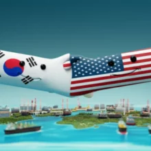 한미-관세-협상을-상징하는-한국과-미국-국기가-손을-잡고-있는-귀여운-3D-이미지.-무역과-수출을-나타내는-배와-공장-미니어처가-배경에-있어-한미-무역-관계의-중요한-변화를-보여줍니다.
