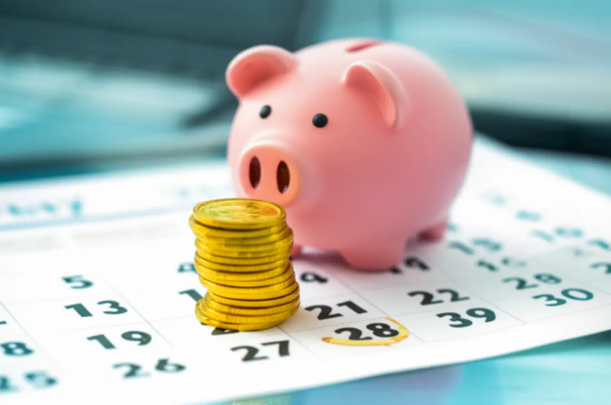 알바생-주휴수당의-개념을-쉽게-설명하는-귀여운-저금통과-달력-이미지.-유급휴일-급여의-중요성.