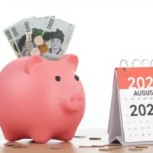 청년도약계좌-8월-신청을-상징하는-저금통과-돈,-2025년-8월-달력이-함께-있는-귀여운-3D-이미지입니다.-청년들의-자산-형성-기회를-나타냅니다.