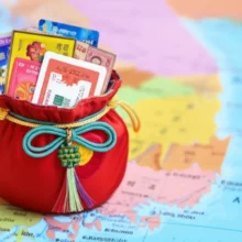 2025년-추석지원금-지역별-혜택을-상징하는-귀여운-복주머니와-지역사랑상품권-이미지.-풍요로운-명절을-위한-지자체-지원금-정보를-담고-있습니다.