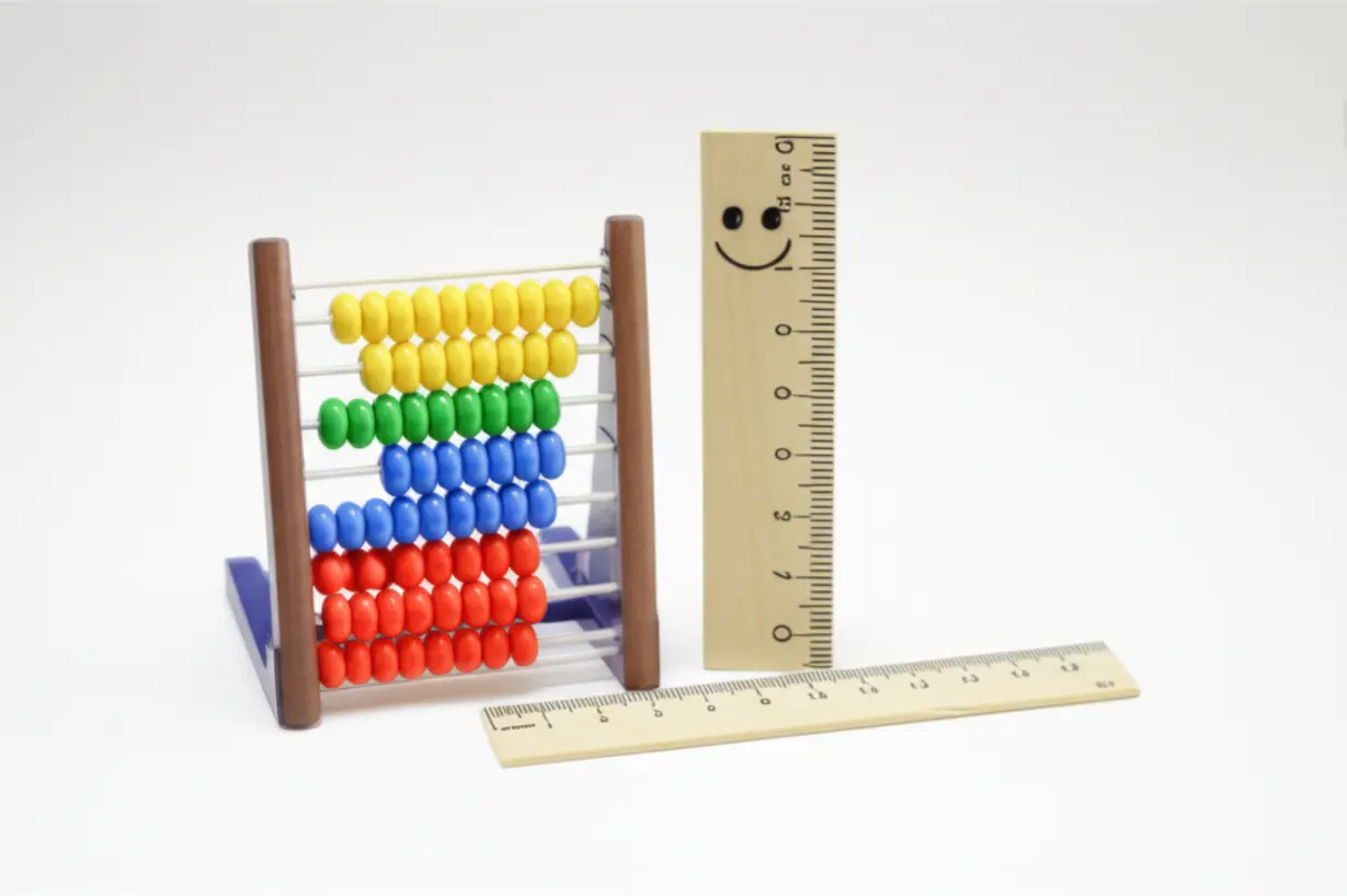 귀여운-주판과-미소-짓는-자가-함께-놓여-계산을-돕는-모습.-통상임금-계산법을-쉽고-명확하게-설명하는-것을-상징.