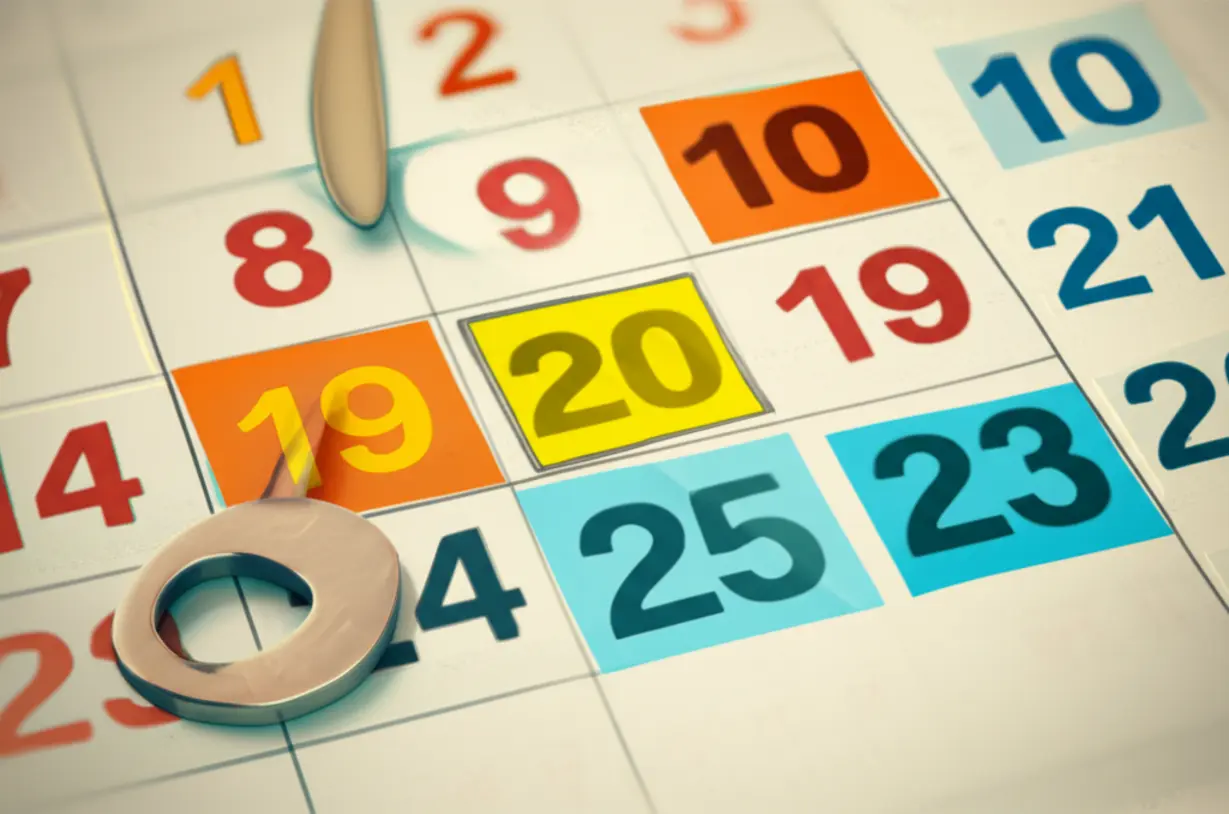 특정-날짜들이-강조된-귀여운-3D-달력-이미지와-작은-열쇠가-놓여-있는-모습,-실업급여-수급을-위한-고용보험-가입-기간-등-핵심-조건을-충족해야-함을-상징합니다.