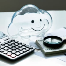 밝은-책상-위에-미소-짓는-구름-모양-돼지-저금통이-놓여-있고,-한화-지폐와-돋보기가-함께-있는-모습.-통상임금-상여금-세금-계산을-상징.