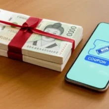 2차-민생지원금-소비쿠폰-지급을-상징하는-귀여운-3D-돈다발과-스마트폰-이미지,-민생회복지원금-신청-기준-및-대상-안내.