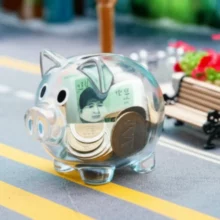 지역사회를-위한-주민세의-중요성을-귀엽고-따뜻하게-표현한-3D-이미지.-투명한-저금통에-모인-동전과-지폐가-깨끗한-마을-풍경-속에-놓여-지방세가-지역-공동체-재원으로-활용됨을-상징합니다.