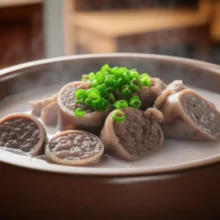 따뜻한-순대국밥-한-그릇이-정겹게-놓여-있는-모습.-김이-모락모락-피어오르는-뚝배기-속에는-큼지막한-대뽕순대와-푸짐한-건더기가-가득합니다.-목포의-정이-느껴지는-한-끼-식사입니다.