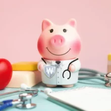 환급금을-보호하는-귀여운-저금통과-의료비-지원을-상징하는-방패-이미지.-건강보험료-환급,-병원비-부담-경감,-본인부담상한제를-따뜻하게-표현했습니다.