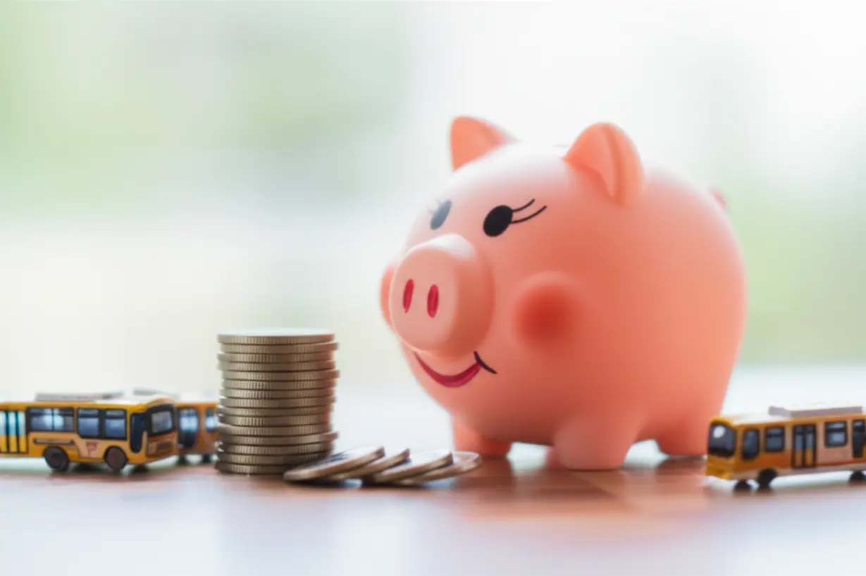 고령화-사회에서-어르신들의-교통비-부담을-상징하는-동전과-대중교통-아이콘이-있는-저금통-이미지