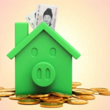 초록색-집-모양-돼지-저금통에-가득-찬-금화와-지폐,-빛나는-정부-지원금을-상징하는-귀여운-3D-이미지