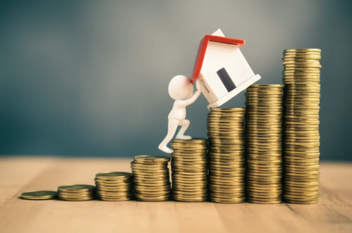 점점-쌓이는-동전-더미와-오르려는-집-모형이-가계부채-증가와-꺾이지-않는-집값-매수-심리를-보여줍니다.-9.7-부동산-정책의-배경을-상징하는-귀여운-모습.