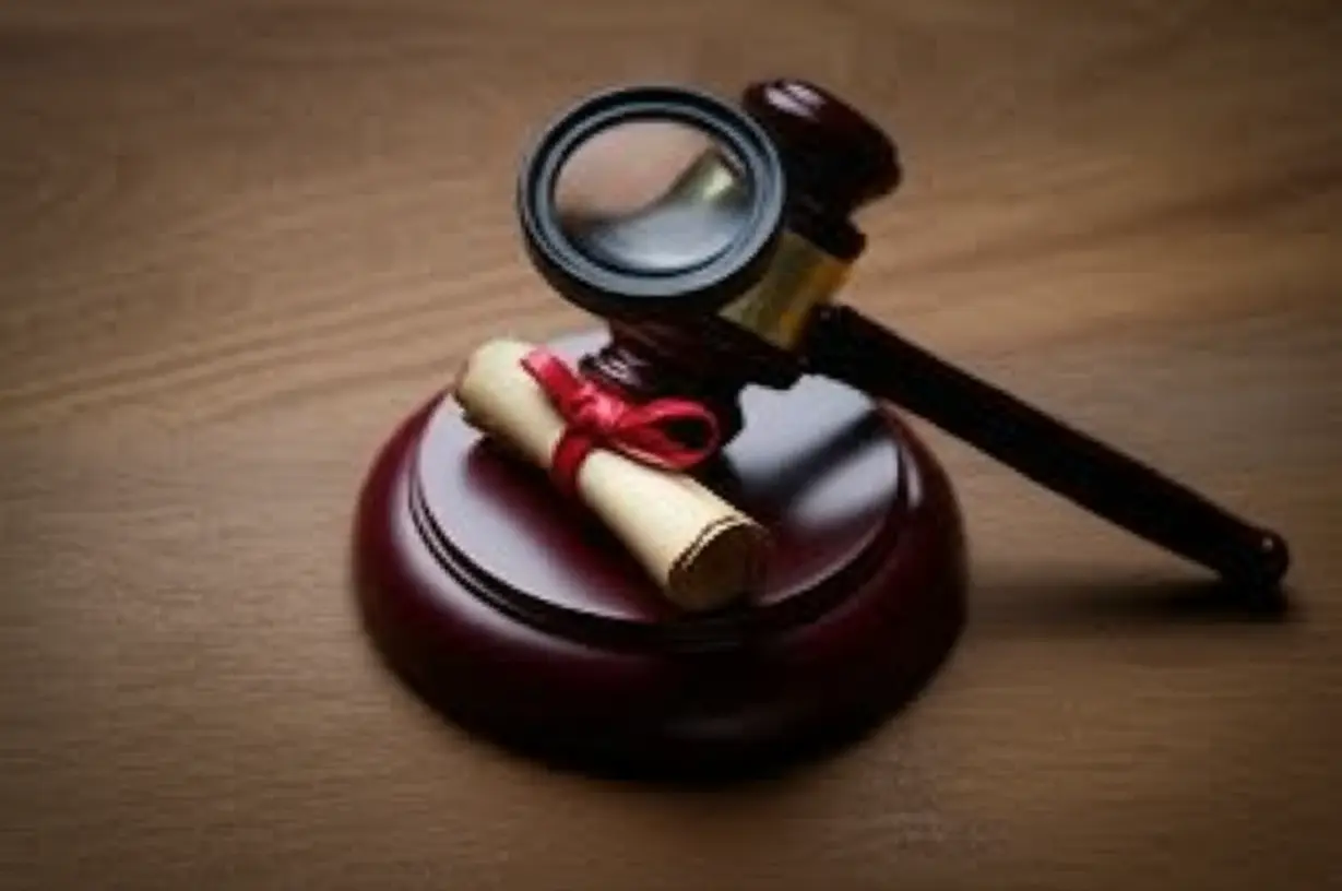 콜마홀딩스-경영권-분쟁에서-윤동한-회장의-가처분-신청을-상징하는-법률-문서와-작은-망치-3D-이미지.-반전-카드의-중요성을-보여주는-그림.