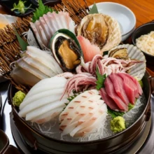 진도-수품어장-신선한-해산물-한상차림-3D-이미지,-제철-활어회,-전복,-문어-숙회-등이-정갈하게-놓인-모습