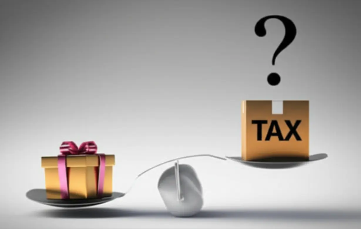 부부-공동명의-전환-시-발생할-수-있는-증여세-문제를-시각화한-이미지.-예쁜-선물-상자-옆에-세금이-부과될-수-있음을-암시하는-저울과-세금-상자가-있어,-주의-깊은-접근의-필요성을-나타냅니다.