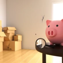 깔끔하게-정돈된-빈-거실에-놓인-귀여운-저금통과-돋보기가-보이는-이삿짐-박스-이미지.-전월세-이사-잔금,-집-내부-하자-확인-필수-과정을-상징합니다.