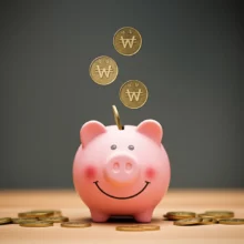 귀여운-저금통에-건강보험료-동전이-가득-차-넘치는-모습,-건보료-인상과-재정-부담을-상징하는-포토-현실적인-3D-이미지입니다.