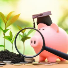 귀여운-돼지-저금통과-자라는-식물들,-돋보기,-동전들이-어우러져-양도소득세-장기보유특별공제로-절세하는-현명한-부동산-재테크를-상징하는-이미지입니다.