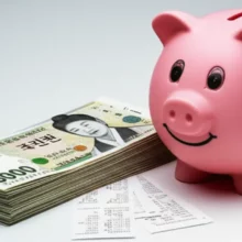 활짝-웃는-핑크색-저금통-옆에-가지런히-놓인-오만원권-지폐와-현금영수증-뭉치,-똑똑한-절세와-연말정산-환급-혜택을-상징하는-귀여운-3D-이미지