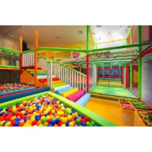 환하고-넓은-서울형-키즈카페-내부-모습,-아이들이-안전하게-뛰어놀-수-있는-다양한-놀이시설과-깨끗한-공간이-돋보이는-실내-놀이터-전경