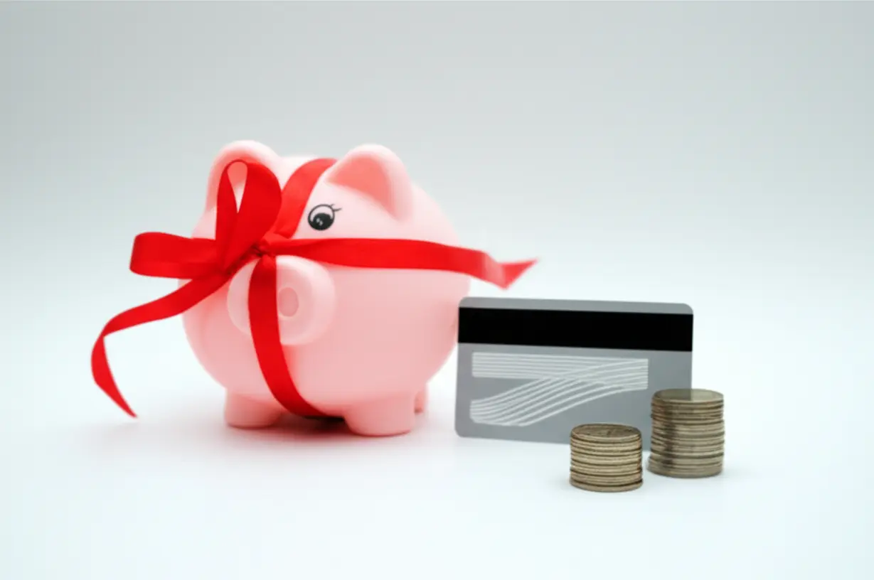 강화된-대출-규제를-표현하는-귀여운-3D-돼지-저금통과-동전.-주택-대출-심사의-어려움과-금융-계획의-중요성을-보여줍니다.