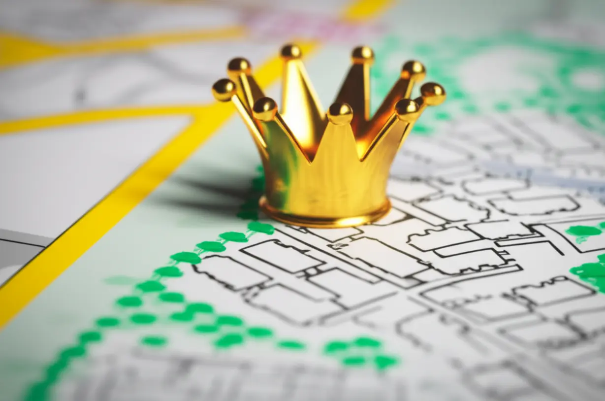 장유-더샵-신문그리니티-2차-아파트-로얄동을-현명하게-선택하는-방법을-안내하는-귀여운-3D-이미지,-지도-위에-놓인-작은-왕관이-최고의-동호수를-상징합니다.