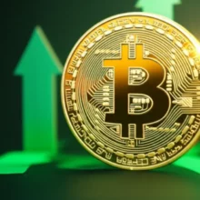 블링블링-빛나는-귀여운-3D-비트코인-코인이-상승-그래프-위에-놓여-있는-모습.-재테크와-노후-자금-증가를-상징하는-이미지.