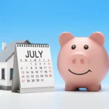 아늑한-3D-주택-앞에-놓인-귀여운-돼지-저금통과-재산세-납부-기간인-7월,-9월이-표시된-달력.-재산세-납부와-절세를-상징하는-이미지입니다.