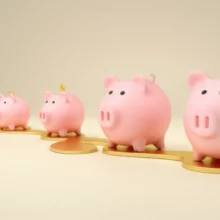 인생-단계별-돈의-흐름을-보여주는-귀여운-3D-이미지.-청년기부터-노년기까지-돈이-쌓이고-줄어드는-과정을-돼지-저금통과-동전-길로-표현한-생애주기-재무-설계-개념도.