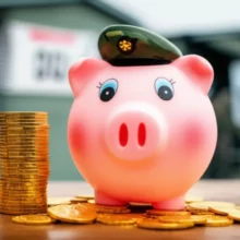 군적금으로-미래를-준비하는-귀여운-저금통과-빛나는-동전들,-장병내일준비적금의-혜택을-상징합니다.