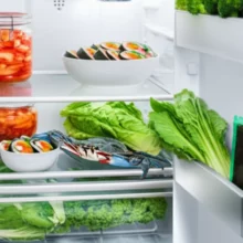 이재명-대통령-냉장고-속-신선한-한국-음식-재료들.-알록달록한-김치,-채소,-김밥,-김,-꽃게-등-K푸드-식재료가-가득한-귀여운-3D-냉장고-이미지.-냉부해-K푸드-세계화.