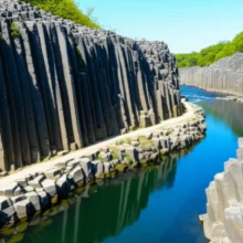 아름다운-포천-한탄강-유네스코-세계지질공원의-주상절리와-맑은-계곡물,-그리고-걷기-좋은-산책로-풍경